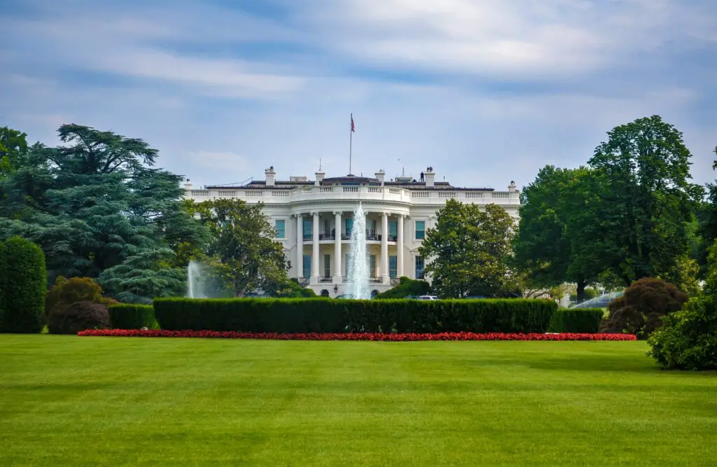 How many secret service are in the white house?