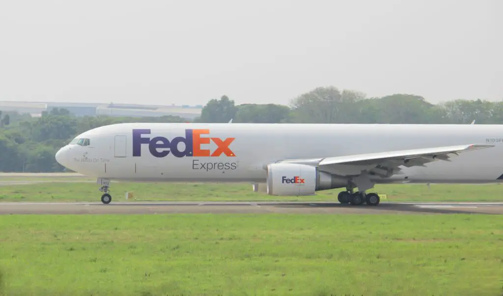 Does FedEx fly on weekends?