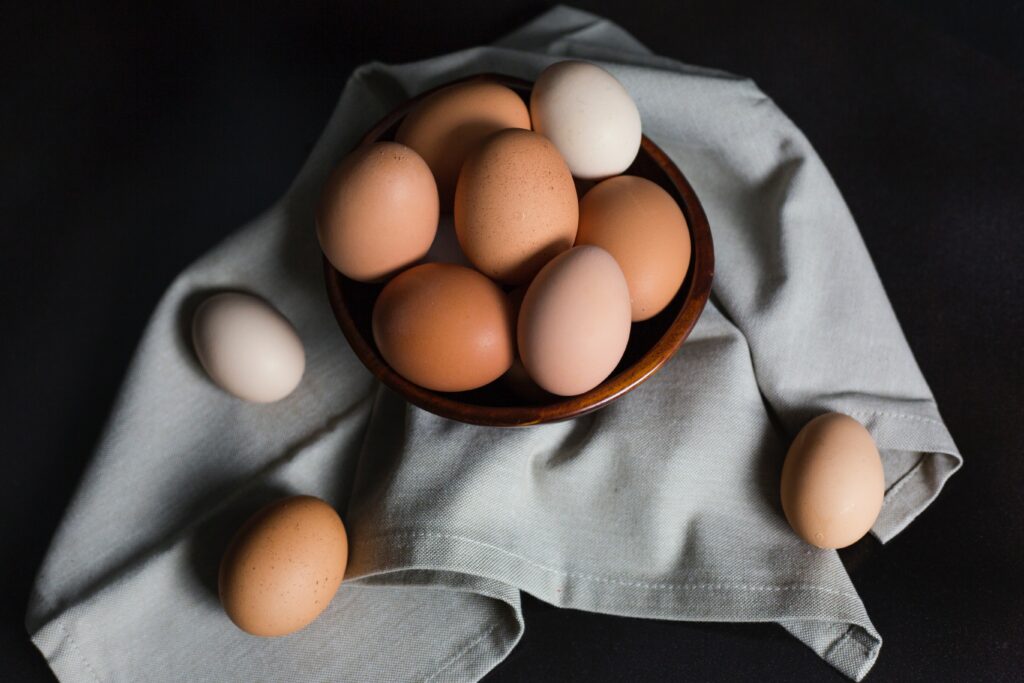 How long can fresh eggs sit out in room temperature?