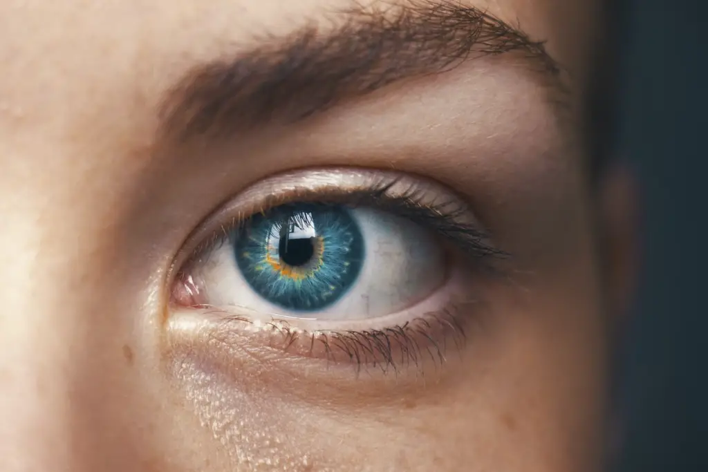 Does Ciris's eye change colour?